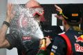 Adrian Newey bekamt - gut geschützt - eine Champagnerdusche von Vettel