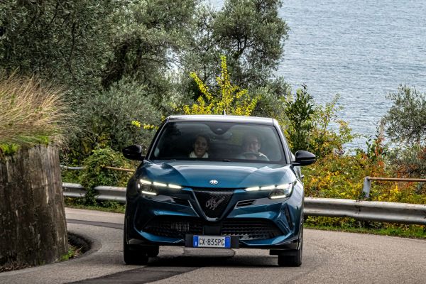 Alfa Romeo Junior Ibrida Q4 in den Ausläufern der Monte-Baldo-Bergkette am Gardasee