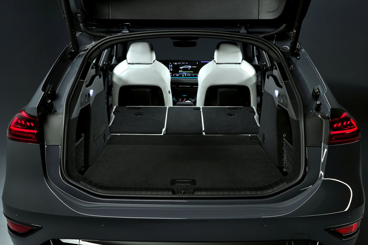 Amazing HD Photos about  Audi A6 Kofferraum Mae Umgeklappt  with NO AI Images
