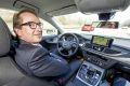 Bundesverkehrsminister Alexander Dobrindt testet den autonom fahren Audi A7 Piloted Driving Concept.