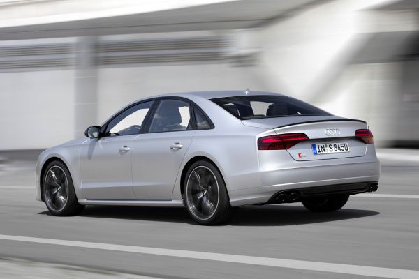 Audi S8 plus: Eine Höllenmaschine - und die Konkurrenz erblasst