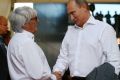 Bernie Ecclestone schüttelt Russlands Präsident Wladimir Putin die Hand