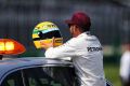 Ein stolzer Lewis Hamilton und die Replik seines Ayrton-Senna-Helmes