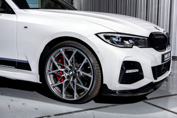 Foto: BMW 3er Limousine mit BMW M Performance Zubehör ? Exterieur