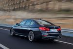 BMW M550i xDrive G30 5er 2017 v8 Twinturbo Biturbo Twinscroll Turbolader Allradantrieb Sportfahrwerk BMW Connected Infotainment Smartphone App Fahrassistenten Fahrerassistenzsysteme Heck Seite