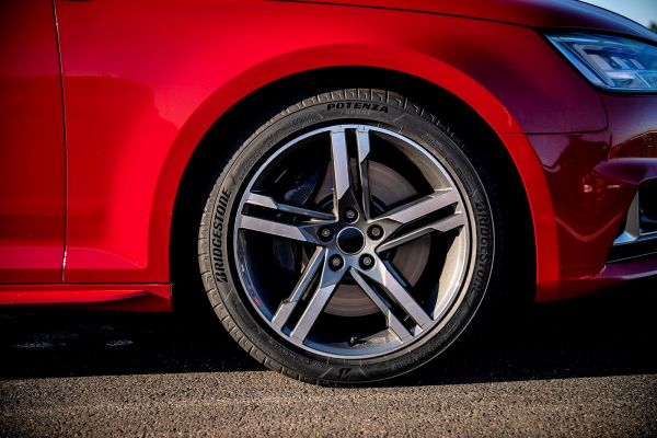 Maßstäbe Heads Warum Sport: neue Bridgestone - Reifen Potenza dieser Speed setzt