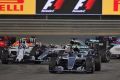 Chaos in Kurve eins: Valtteri Bottas fährt in Lewis Hamilton hinein