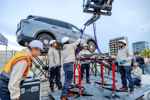 24 Stunden im Salzwasser: Die Chery-Batterie beim Härtetest.