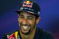 Daniel Ricciardo lacht nach der Frage eines amerikanischen Journalisten