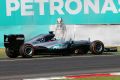 Das Drama: Lewis Hamilton klettert aus seinem brennenden Auto
