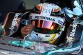Daumen hoch: Lewis Hamilton ist sich mit Mercedes so gut wie einig