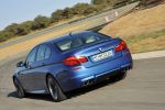 BMW M5 (F10) Test - Heck Ansicht hinten seitlich Seite blau Rückleuchten Felgen Kofferraum Deckel Klappe Stoßstange Heckleuchten Auspuff Abgasanlage Duplex blau in Fahrt