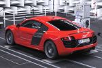 Audi R8 e-tron Sportwagen Elektroauto Elektromotor GFK Feder e-Sound Heck Seite Ansicht