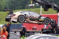 Der Mercedes von Pascal Wehrlein kommt mit einem Abschleppwagen zurück