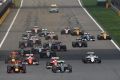 Der Start: Daniel Ricciardo setzt sich an die Spitze, gleich krachts bei Ferrari