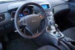 Hyundai Genesis Coupé Test -  Innenraum Ansicht innen Ledersitze Sitze Lenkrad Cockpit Mittelkonsole Navi