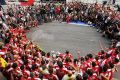 Einmal posieren für das Siegerfoto: Das Ferrari-Team vor der versammelten Presse