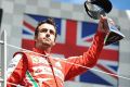 Fernando Alonso reckte den Pokal für Rang zwei in Montreals Sonnenschein