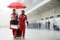 Ferrari-Teamchef Maurizio Arrivabene flüchtet vor dem Starkregen