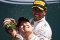 Für den gemeinsamen Erfolg: Hamilton und Rosberg raufen sich zusammen