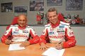 Gabriele Tarquini und Tiago Monteiro bei der Vertragsunterschrift mit Honda-JAS