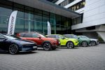 Die Klassensieger des German Car of the Year 2026: Lucid Air Sapphire, Dacia Bigster, Skoda Elroq, Hyundai Ioniq 9 und Cadillac Vistiq (von links nach rechts).