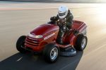 Honda Mean Mower schnellster Rasenmäher Guinness Weltrekord Front Seite