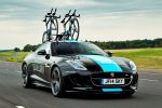 Jaguar F-Type R Coupé Tour de France 2014 V8 Kompressor Team Sky Service Fahrzeug Pinarello Blide TT-Renn-Bikes Fahrradträger Special Vehicle Operations Front Seite