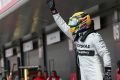 Jubel vor heimischer Kulisse: Lewis Hamilton hat seine zweite Pole 2013