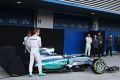 Kurz und schmerzlos: Nico Rosberg und Lewis Hamilton zogen das Tuch vom W06
