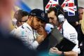 Lewis Hamilton im Gespräch mit seinem Ingenieur: Angeblich keine Seltenheit