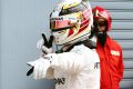 Lewis Hamilton in Superhelden-Pose: Auch Nico Rosberg zog nur noch den Hut