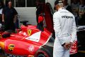 Lewis Hamilton inspiziert Vettels Ferrari nach dem Qualifying in Sotschi