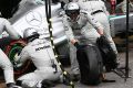 Lewis Hamilton musste nach der Kollision zum Reifenwechsel reinkommen