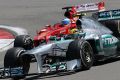 Lewis Hamilton sieht seinen Mercedes insgesamt vor Fernando Alonsos Ferrari