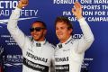 Lewis Hamilton und Nico Rosberg jubeln über die eroberte erste Startreihe