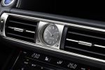 Lexus IS Modelljahr MY 2013 250 2.5 V6 300h Vollhybrid 2.5 Vierzylinder Benziner Elektromotor Limousine Mittelklasse Rear Cross Traffic Rückraum Assistent Spurhalte Assistent Totwinkel Interieur Innenraum Cockpit Uhr