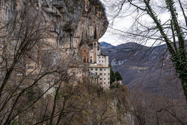 Madonna della Corona: Die spektakuläre Kirche in der Felswand