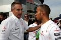 Martin Whitmarsh stellt sich vor seinen Schützling Lewis Hamilton.