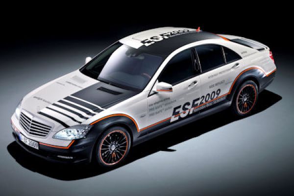 Mercedes ESF 2009: Aufblasbare Metallstrukturen und bremsende