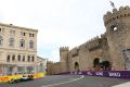 Mercedes-Fahrer Lewis Hamilton vor der Altstadt-Kulisse von Baku