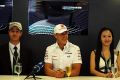 Michael Schumacher mit Vertretern seines neuen Sponsors Erlinyou