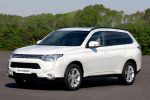 Mitsubishi Outlander 2013 3. Generation 2.0 MIVEC 2.2 DI-D Clean Diesel Plug-in-Hybrid SUV Crossover Offroader Front Seite Ansicht