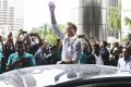Nico Rosberg jubelt in Kuala Lumpur den Petronas-Mitarbeitern zu