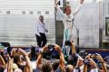 Nico Rosberg lässt sich nach seinem Wahnsinnstriumph feiern