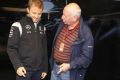 Nico Rosberg und unser Mitarbeiter Dieter Rencken beim Rundgang um den W07