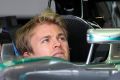 Nico Rosberg wäre es recht, wenn Lewis Hamilton weiter seinen Rückspiegel füllt