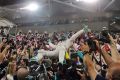 Nico Rosberg wurde sofort nach der Zieldurchfahrt in Abu Dhabi gefeiert