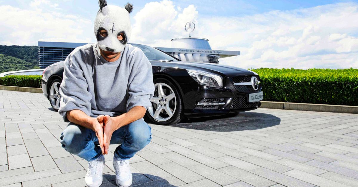 Cro: Jetzt hat er einen Benz. Doch darf er mit Panda-Maske fahren