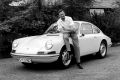 Ferdinand Alexander Porsche an dem von ihm entworfenen Porsche 901 T8 (Ur-Elfer von 1963)